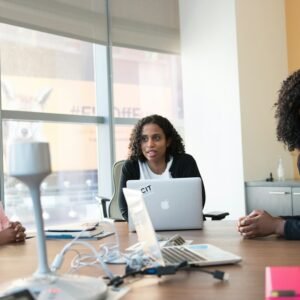 Professionnelles africaines collaborant autour d’un ordinateur dans un cadre de travail