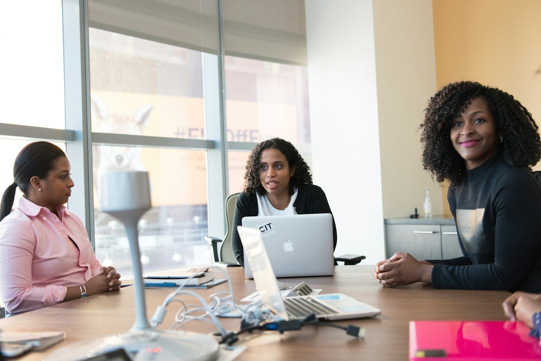 Professionnelles africaines collaborant autour d’un ordinateur dans un cadre de travail
