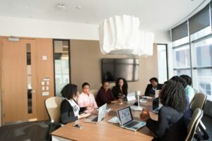 Équipe professionnelle collaborant autour d’outils numériques dans un environnement de travail